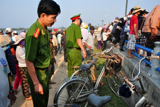 
Xe đạp, giày dép của các em vẫn còn trên bờ
