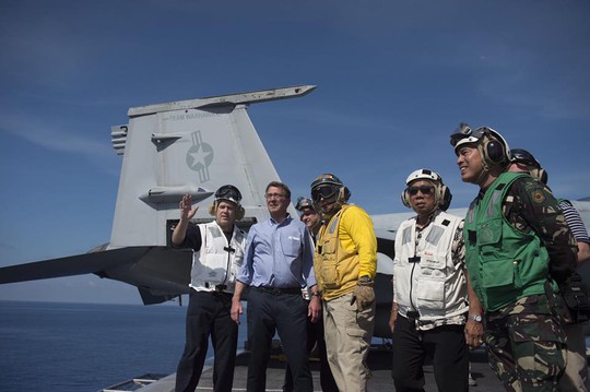 Ông Carter (thứ hai bên trái) và ông Gazmin (thứ hai bên phải) trên tàu USS John C. Stennis. Ảnh: Inquirer