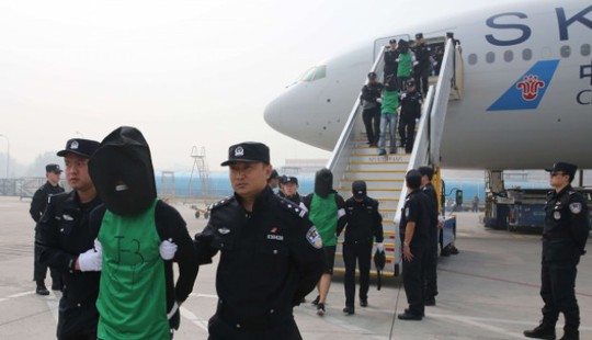 Nhóm công dân Đài Loan bị đưa về Trung Quốc hôm 13-4. Ảnh: SCMP