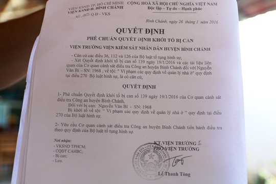 
Quyết định khởi tố vụ án của Công an huyện Bình Chánh (ảnh trên) và quyết định phê duyệt của VKSND huyện Bình Chánh
