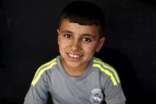 Murad trong một khoảnh khắc cười hiếm hoi ở trại tị nạn TP Duhok. Ảnh: REUTERS