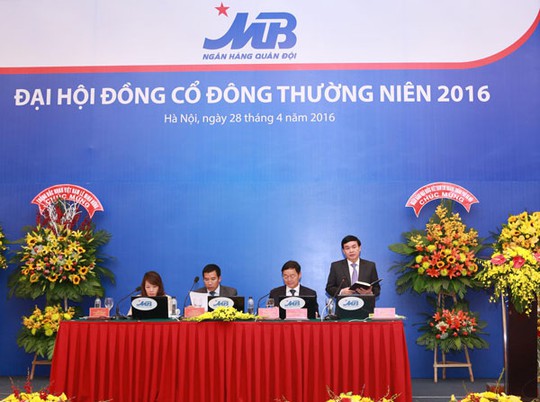 
Ban lãnh đạo MB trả lời các câu hỏi của cổ đông
