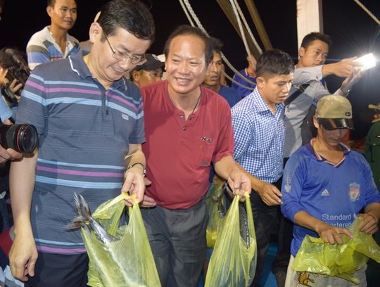 
Bộ trưởng Trương Minh Tuấn(thứ 2, từ trái qua, hàng đầu) đã trực tiếp thăm hỏi mua cá cho ngư dân trong chuyến tàu đánh bắt xa bờ vừa cập cảng cá Nhật Lệ - ảnh Hoàng Phúc

