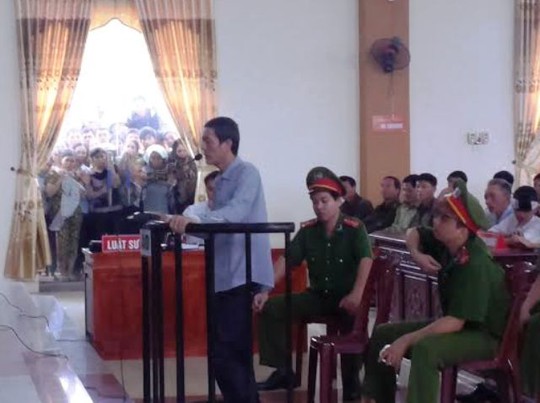 
Nguyễn Trọng Tường tại phiên xét xử lưu động tại xã Quảng Văn, huyện Quảng Xương sáng ngày 10-5
