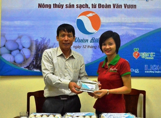 
Ông Đoàn Văn Vươn ký hợp đồng phân phối sản phẩm với khách hàng
