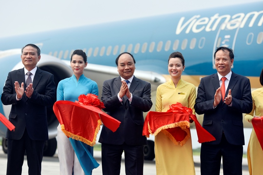 
Thủ tướng Nguyễn Xuân Phúc (giữa) cắt băng chào mừng chuyến bay Boeing 787 đầu tiên đến Cảng HKQT Cát Bi (Hải Phòng).

