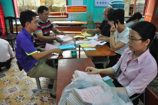 Công tác chuẩn bị cho ngày bầu cử tại phường Trần Hưng Đạo, TP Quảng Ngãi. Ảnh: Tử Trực