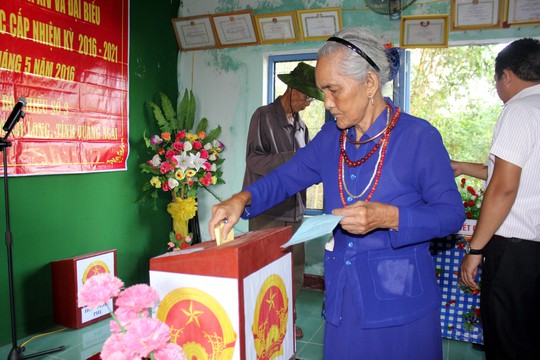 Người dân Quảng Ngãi đi bỏ phiếu