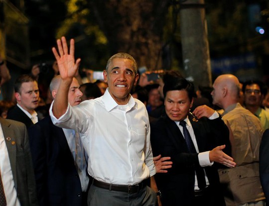 
Tổng thống Obama vẫy tay chào người dân trước khi lên xe - Ảnh: Reuters
