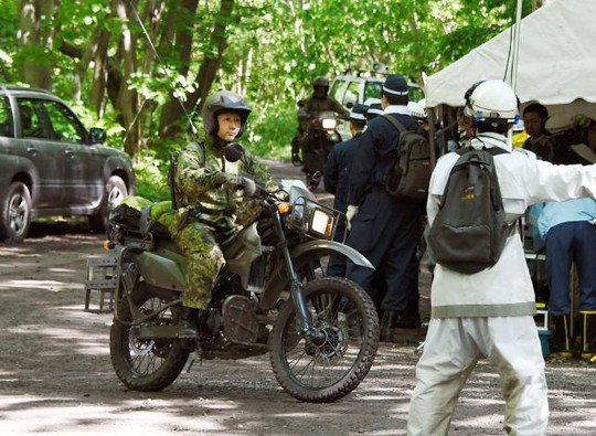 Quân đội Nhật dùng xe máy tìm bé trai trong rừng hôm 1-6. Ảnh: REUTERS
