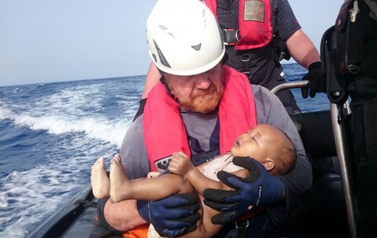 Em bé di cư được nhân viên Sea-Watch vớt từ dưới biển. Ảnh: REUTERS