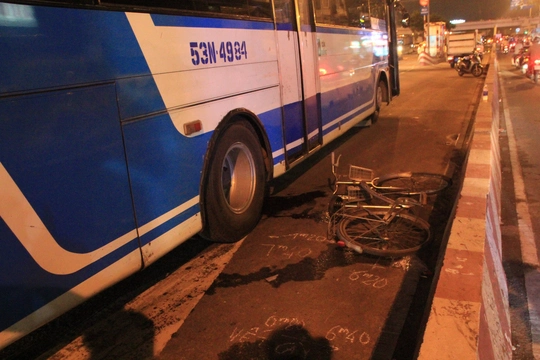 
Chiếc xe đạp của nạn nhân văng sát dải phân cách
