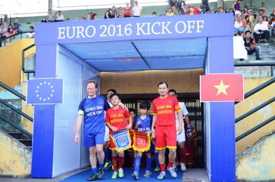 
Các cầu thủ ra sân nhằm chào mừng giải bóng đá EURO 2016, đồng thời nâng cao tình hữu nghị truyền thống lâu dài giữa Việt Nam và EU

 

