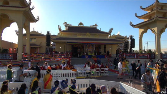 Hàng ngàn người đổ về chùa Điều Ngự hôm 18-6. Ảnh: VOA NEWS