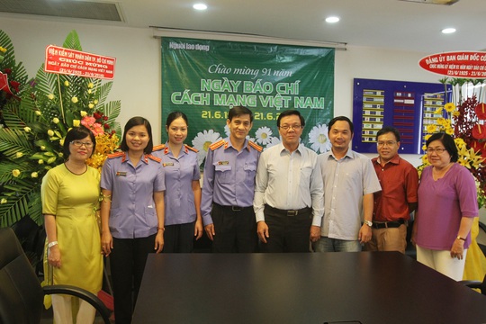 
VKSND TP HCM thăm hỏi và chúc mừng Báo Người Lao Động nhân ngày 21-6
