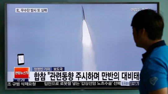 
Người dân Hàn Quốc xem bản tin về một vụ phóng thử tên lửa của Triều Tiên. Ảnh: AP
