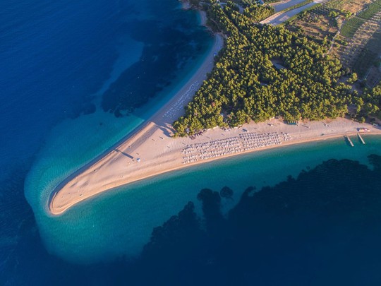 
Zlatni Rat, một dải đất trên đảo Brač của Croatia, vươn xa gần 500 m ra biển. Với cát trắng mịn và rừng thông Địa Trung Hải xanh mướt, bãi biển này còn thường xuyên có gió khá mạnh, điều kiện lý tưởng cho những môn thể thao trên biển.
