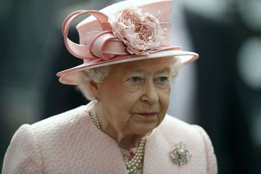 Nữ hoàng Elizabeth thăm Liverpool hôm 22-6. Ảnh: REUTERS