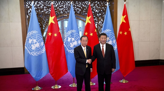 Tổng thư ký LHQ Ban Ki-moon (trái) bắt tay Chủ tịch Trung Quốc Tập Cận Bình trong chuyến thăm Bắc Kinh hôm 7-7. Ảnh: AP