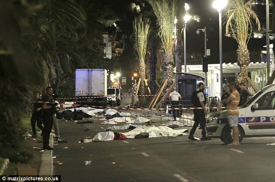 Thi thể các nạn nhân trên đường Promenade des Anglais. Ảnh: MATRIX PICTURES