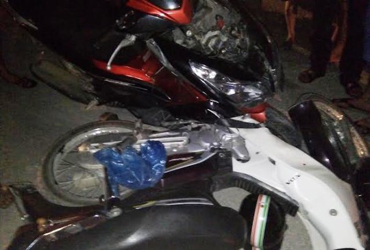 
Sau tai nạn, 2 chiếc xe máy dính chặt vào nhau, người điều khiển xe Dream bị thương nặng được đưa đi cấp cứu tại Bệnh viện Đa khoa Hợp Lực (Thanh Hóa)
