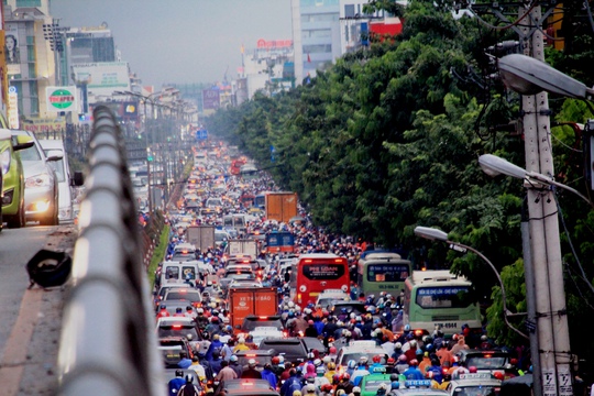 
Tình hình cũng không khá hơn ở đường Cộng Hòa, đoạn qua khu vực vòng xoay Lăng Cha Cả
