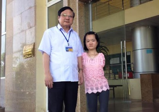
Ông Nguyễn Mạnh An, Hiệu trưởng Trường đại học Hồng Đức (Thanh Hóa) bên thí sinh đặc biệt không tay Lê Thị Thắm
