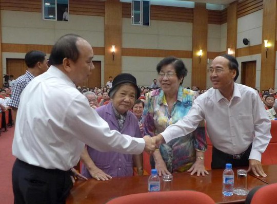 Thủ tướng Nguyễn Xuân Phúc bắt tay cử tri Hải Phòng