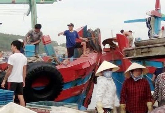 
Tàu cá của ngư dân Trần Văn Hòa đã trở vào đất liền an toàn sau khi bị tàu lạ đâm suýt chìm ngoài vùng biển Hải Phòng
