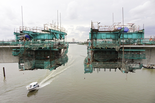 Nhịp cầu ở giữa sông Sài Gòn đang bước vào giai đoạn hoàn tất, chuẩn bị hợp long. Nhịp cầu này hoàn tòa được đúc khuôn chứ không sử dụng phương pháp lắp ghép các đốt dầm.