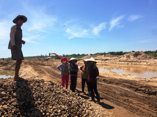 Nguyên nhân người dân chặn xe cho rằng quá trình khai thác cát sẽ khiến xóm làng bị tàn phá do lũ lụt