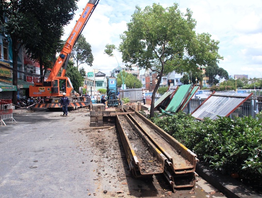 
Theo chỉ đạo của Sở Giao thông Vận tải TP, Ban quản lý dự án Nhiêu Lộc - Thị Nghè phải phối hợp Khu Quản lý giao thông đô thị số 1 và Liên hiệp các hội khoa học kỹ thuật xác định nguyên nhân dẫn đến vụ sụt lún nghiêm trọng này để có hướng xử lý căn cơ. Ông Hà Ngọc Trường, Phó Chủ tịch Hội Cầu đường - Cảng TP HCM, nhận định có thể do cống thoát nước thuộc dự án Nhiêu Lộc - Thị Nghè, đoạn gần khu vực sụt lún bị gãy khiến nước thoát ra với lưu tốc mạnh làm xói mòn nền đất phía dưới rồi kéo mặt đường sụt xuống.
