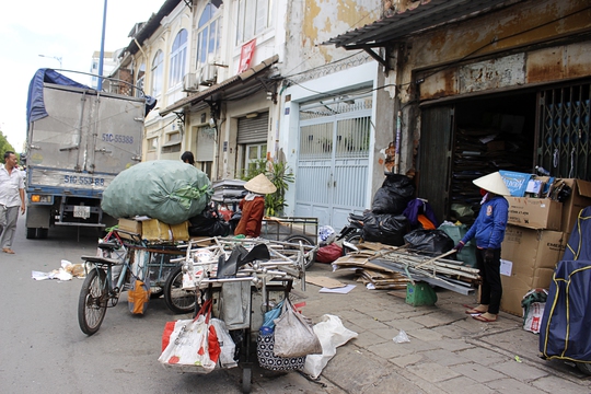 
Tuy nhiên, nhều căn nhà cổ vẫn được sử dụng để ở, mở cửa hàng hoặc dùng làm kho chứa đồ bất chấp nguy hiểm. Trong ảnh, một chủ vựa ve chai thuê một căn nhà cổ để làm kho chứa phế liệu, người này cho biết căn nhà đã lung lay nhưng không tốn nhiều tiền thuê nên vẫn cố gắng sử dụng.
