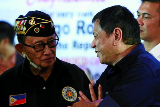 Cựu Tổng thống Fidel Ramos (trái) nói chuyện với Tổng thống Rodrigo Duterte ngày 14-7 ở Manila. Ảnh: INQUIRER