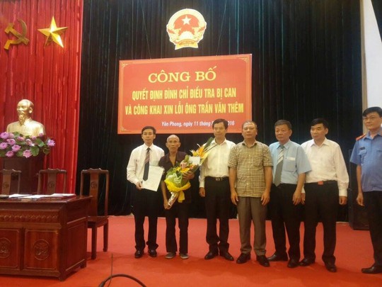 
Thiếu tướng Trần Trọng Lượng, Phó Tổng cục trưởng Tổng cục cảnh sát Bộ Công an, tặng hoa cho ông Trần Văn Thêm

