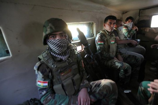 Các chiến binh người Kurd chống IS hôm 14-8. Ảnh: REUTERS
