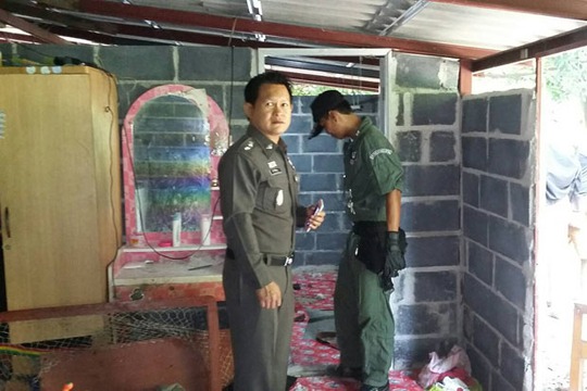 Cảnh sát kiểm tra ngôi nhà của bé Thidarat. Ảnh: BANGKOK POST