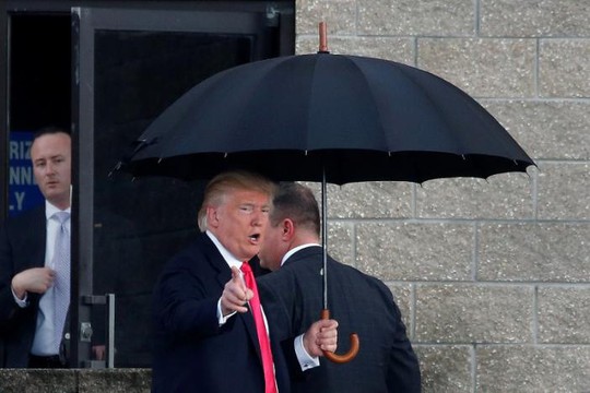 Ông Trump đội mưa tới cuộc vận động tranh cử ở bang Florida hôm 24-8. Ảnh: REUTERS