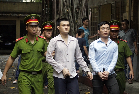 Hai đối tượng Phong, Kiệt được dẫn ra sau phiên tòa sơ thẩm.