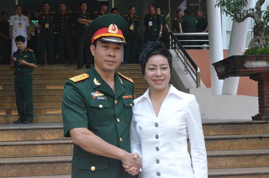 
Xạ thủ Hoàng Xuân Vinh và HLV Nguyễn Thị Nhung

