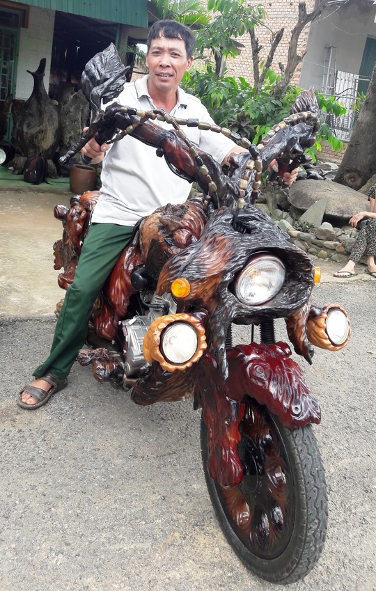 
Ông Sơn bên chiếc xe mô tô bằng gỗ độc nhất vô nhị ở Lâm Đồng.
