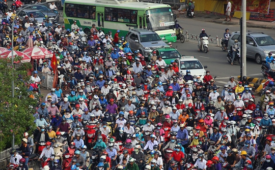 Hàng nghàn người chen chúc trễ học, trễ làm trong buổi sáng hôm nay.