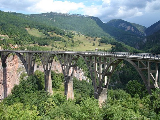 
Cầu Đurđevica Tara bắc qua sông Tara gần thị trấn Žabljak, Montenegro.
