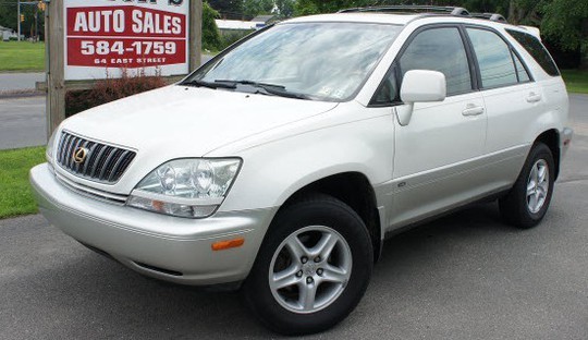 Chiếc xe sang Lexus RX300 đời 2002 có giá chỉ 17.000 USD. Ảnh: Khmer24.