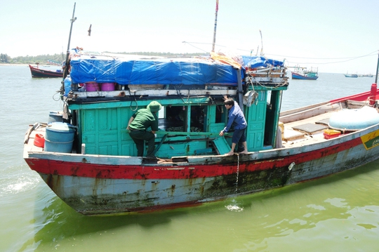 Tàu cá QNg 95821TS bị tàu Trung Quốc đâm hỏng mạn phải và cabin đâm hỏng mạn phải và cabin