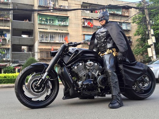 
Mới đây, Quang Đức lại gây chú ý trong giới chơi xe và cả những người đi đường khi khoác trên mình bộ đồ theo phong cách nhân vật Batman trong một bộ phim viễn tưởng và điều khiển chiếc Harley-Davidson V-Rod độ.
