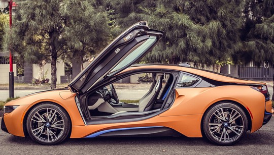  Màu sơn nguyên bản của 2 chiếc BMW i8 đều là màu trắng nhưng một chiếc đã được dán decal màu cam nổi bật.