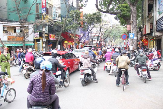 
Các con phố kim tiền Hà Nội có lưu lượng xe cộ tăng đột biến - Ảnh: Phương Nhung
