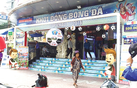 Bảng hiệu quảng cáo mùa Euro tại siêu thị điện máy Nguyễn Kim. Ảnh: Chính Phong