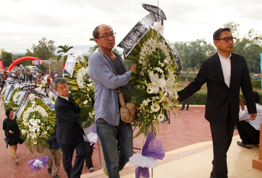 Đại diện các tổ chức quốc tế, các hội, đoàn thể Hàn Quốc dâng hoa, dâng hương đến những người dân vô tội trong vụ thảm sát năm 1966